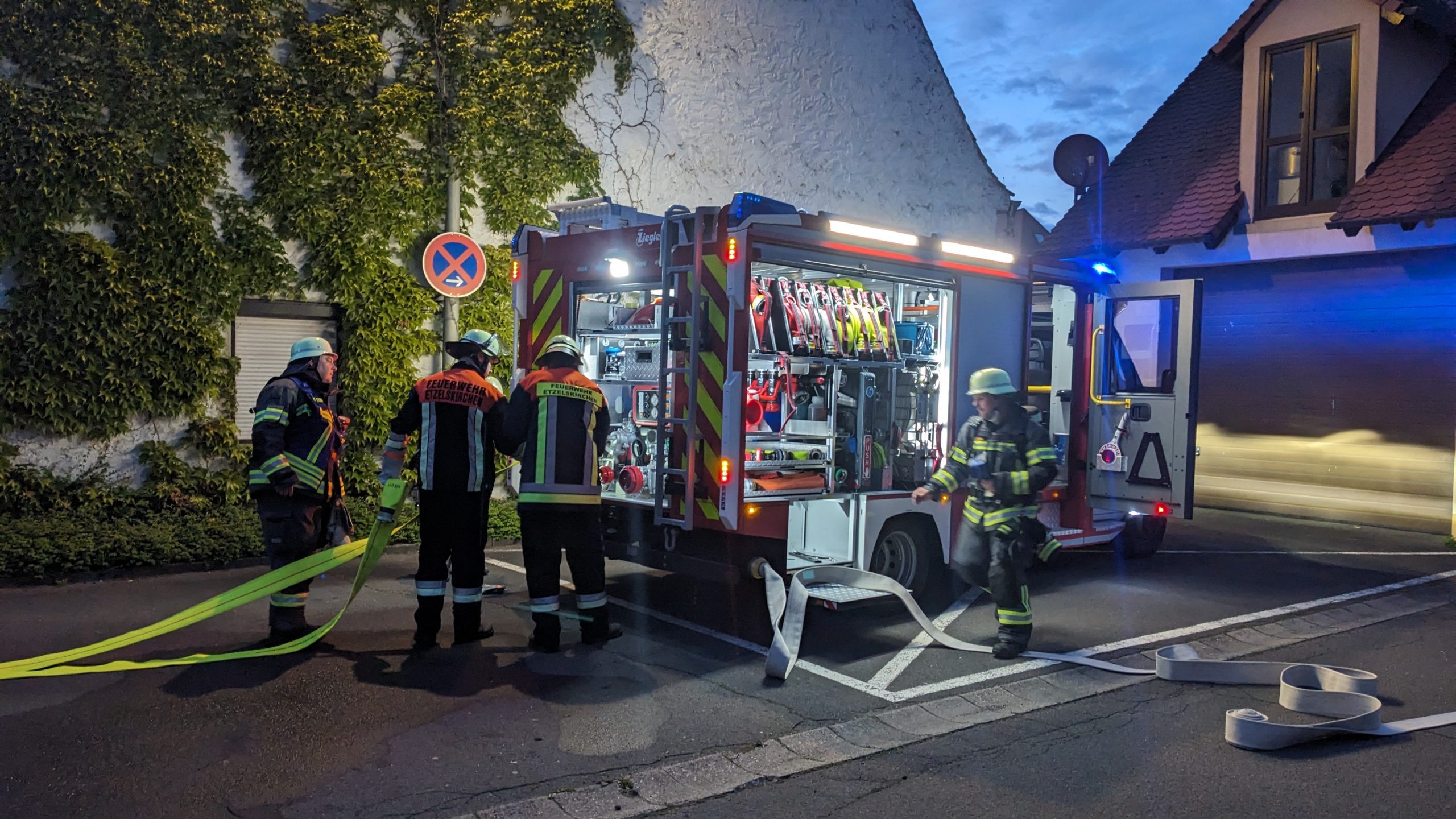 Einsatzfahrzeug der Feuerwehr Etzelskirchen im Einsatz